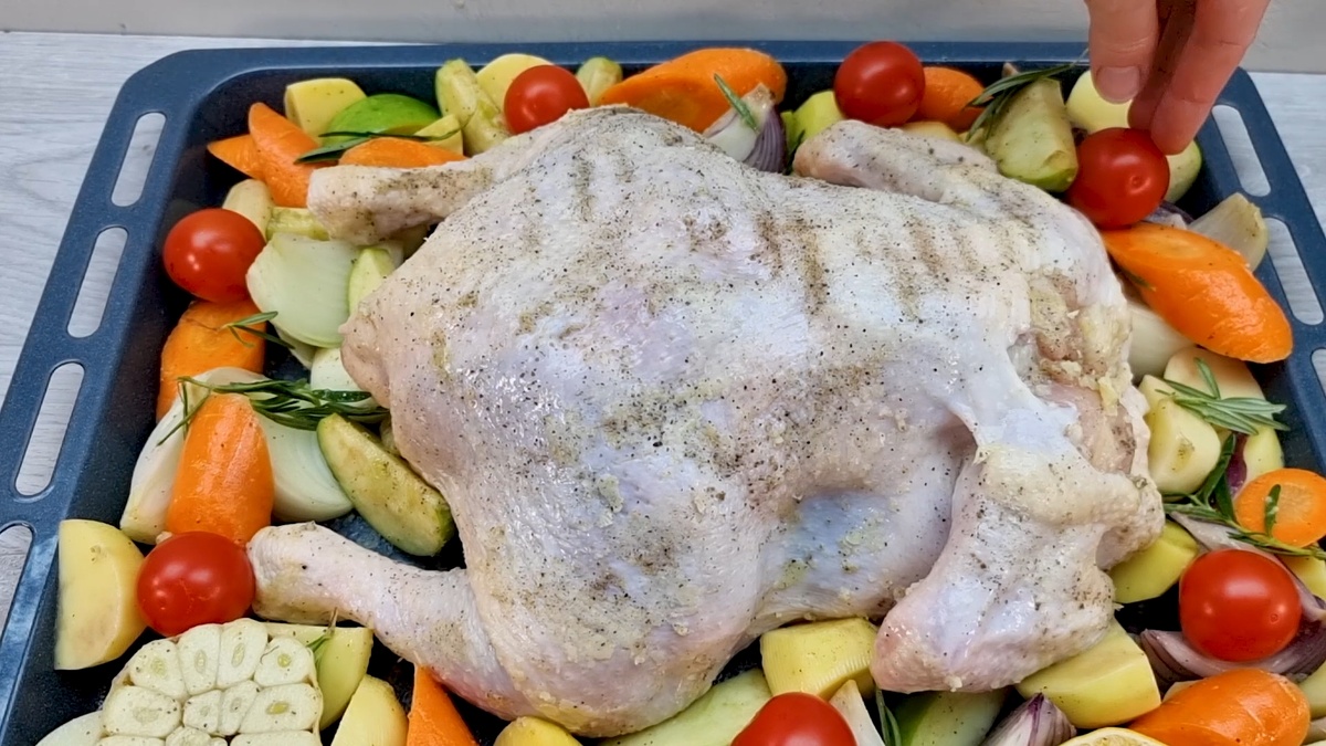 Рецепт замечательный! Курица ароматная, с хрустящей корочкой просто восхитительна. Вкус запеченных в духовке  овощей бесподобен! Готовить очень легко и быстро. И получается очень вкусно!