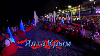Идем с Рыжиком домой с моря через приморскую набережную Пляжи Ялты вечером Крым 09.07.2024