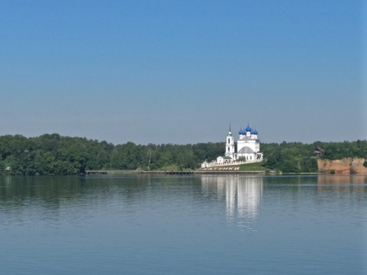 Прошли мимо села с интересным названием Катушки, где исстари процветает вышивка по льну. В Катунках работает механический завод