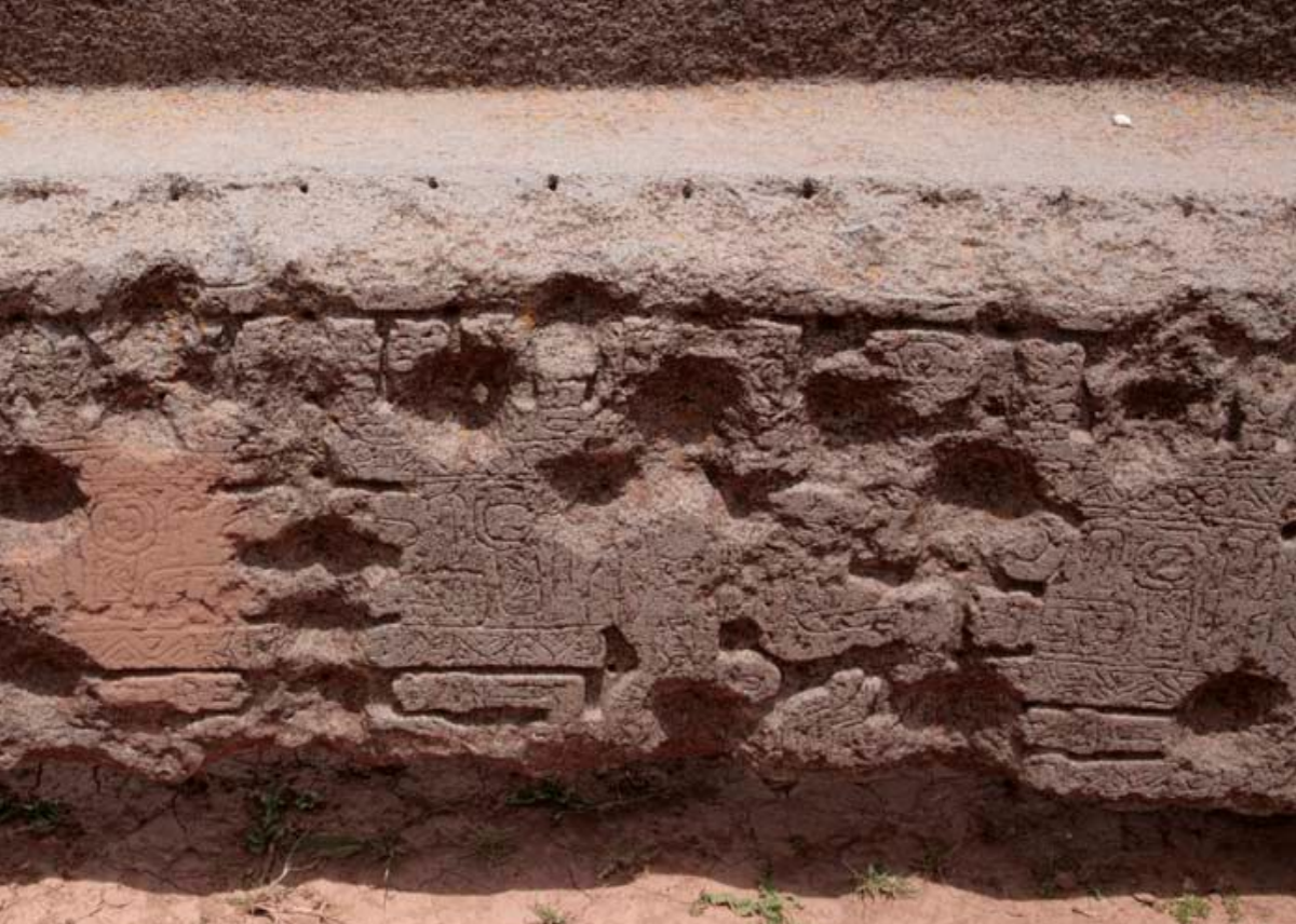 Поврежденные символы на перекрытии ворот