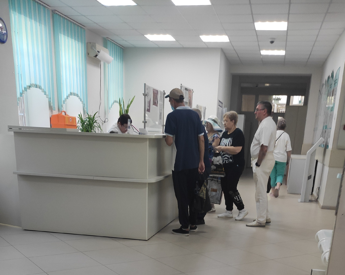 А в регистратуре людей мало. Радует, что здесь научились работать быстро