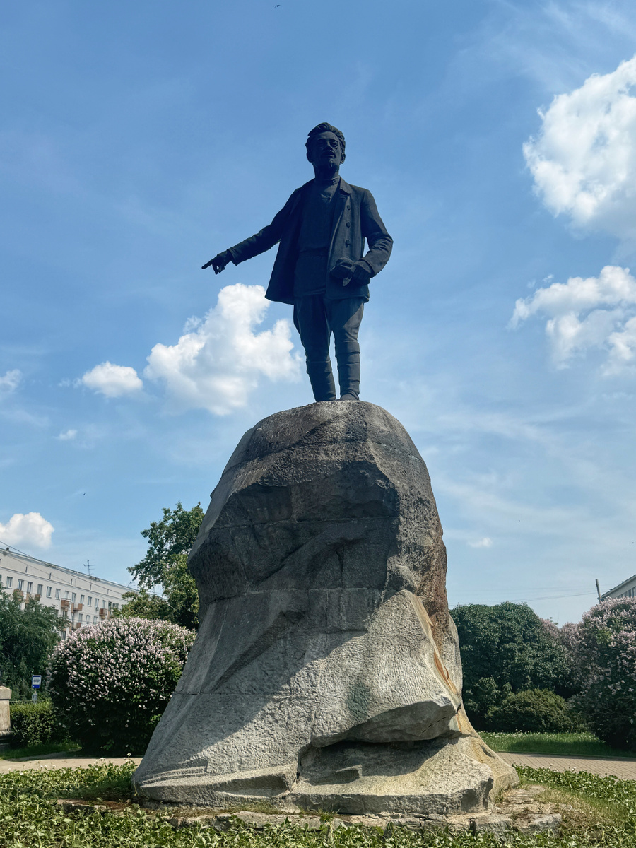 Памятник Якову Свердлову в Екатеринбурге