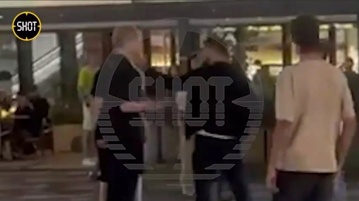 Тамаев, услышав из уст подростка свою фирменную фразу, подошел к парню и шлепнул его по щеке. Фото: Телеграм-канал SHOT