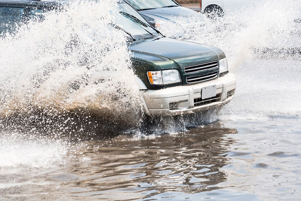 Столкновение с лужей на большой скорости особенно опасно. Источник: Shutterstock📷
