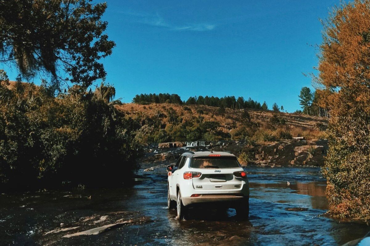 Для путешествий сквозь водные преграды подходят только внедорожники с высоким клиренсом. Источник: Unsplash📷
