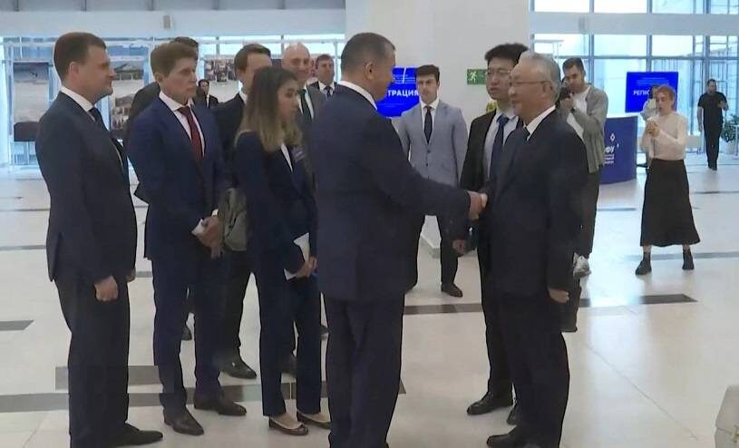 Полномочный  представитель президента на Дальнем Востоке Юрий Трутнев и заместитель  премьера Госсовета КНР Чжан Гоцин во Владивостоке