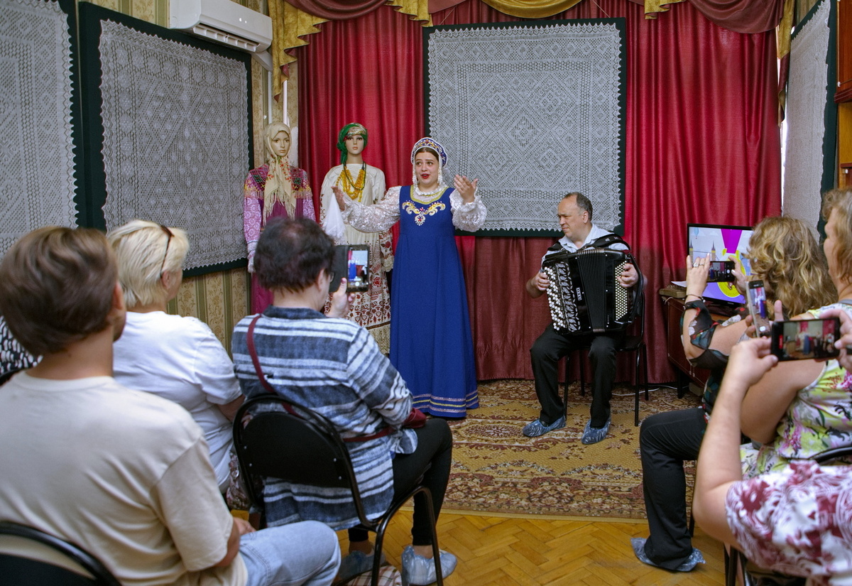 Открытие выставки "Оренбургский пуховый платок - душа России" в воронежском музее-квартире народной артистки СССР Марии Мордасовой
