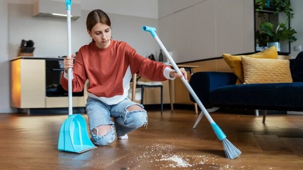 Возможно, подросток не задумывался, что накопившаяся пыль может вызывать аллергию, а беспорядок — стресс. Фото © Shutterstock / FOTODOM / DimaBerlin