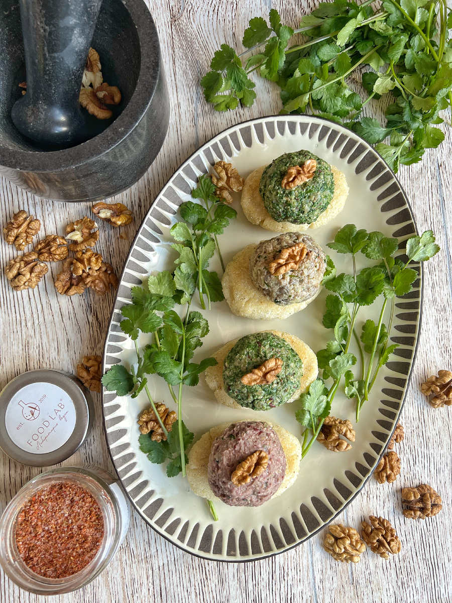 Вариант подачи пхали с кукурузными лепешками мчади