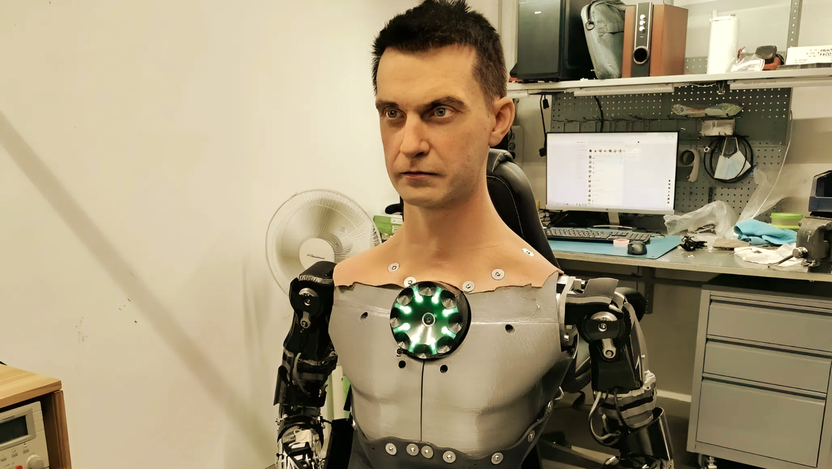 Найди своих роботов. Робот Амека. Человекоподобный робот. Робот с мимикой 2022