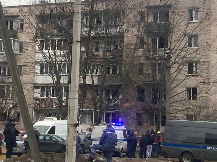     БПЛА упал на дом пять месяцев назад. Больше всего в доме пострадали квартиры в первой парадной. Фото: «МК в Питере»