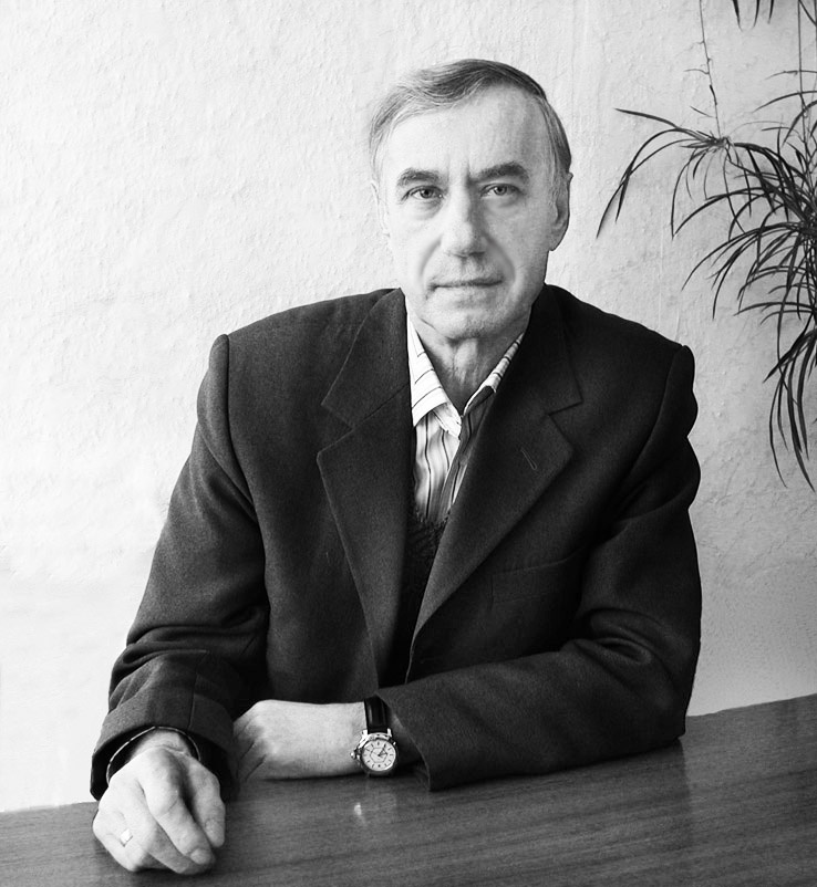  
«Военные, потом железная дорога, потом мелиорация – вот это была тройка лидеров по государственному  финансированию в наше время», - с гордостью отметил мой собеседник,  показав этим замечанием былые   приоритеты  в Серышевском районе. Не удивительно: это сейчас болота начали забирать свое, а полсотни лет назад с ними боролись, и слово «мелиорация» - для жителей Серышевского района означало, в первую очередь, осушение. 
Мелиоративными работами  занималась организация  «ПМК – 112» (передвижная механизированная колонна). Много лет ею руководил Александр Иванович Верескун (на снимке) – человек из числа тех, о ком с полным правом можно сказать, что он оставил свой заметный след в районе. Как многие, в свое время собирался отработать положенные три года после  института, и вернуться на родину. Но….
«Встретил будущую жену, Галину Константиновну,  и в итоге остался - на 53 года. Недавно золотую свадьбу отметили,  двух сыновей вырастили. У обоих в этом году тоже «круглые» даты:    Евгению 45 лет, Константину 50.   Два внука и две внучки,  скоро,  наверное,  уже и правнуки будут».
  Семейные корни Александра Ивановича – на омской земле. И они слишком глубоки, слишком глубоки, чтобы укорениться только на амурской земле. Из родных там остались племянники, с которыми амурская ветвь Верескунов поддерживает тесную связь. Впрочем, по порядку.
«Услышал недавно песню «Родной дом» и слезы выступили на глазах. Так захотелось очутиться на земле своей юности, навестить родительские могилки!
Родился я в небольшом городке, 15 июля 1949 года. Мама моя, Анна Семеновна, 1911 года рождения, всю жизнь трудилась разнорабочей,  с 1 классом образования. Мой отец, Иван Моисеевич,  – это ее второй муж. Первый ушел на фронт в начале войны, и скоро погиб, осталась она с двумя детьми. От второго мужа она еще двоих деток родила, одним из которых я и был. Все мы, братья и сестры, очень дружны были, всегда друг за дружку горой стояли. Со старшей сестрой у меня разница в возрасте была 14 лет, и по всем своим делам я всегда советовался с ней.
Мой родной отец умер в 1957 году, мне 8 лет только  исполнилось. Можно сказать, война его догнала: осколок в лёгком,  оперировать нельзя было.   Мама всех нас на ноги поставила: старшая сестра закончила авиационный техникум в Омске,  брат выучился на электрика, другая сестра  получила диплом пединститута. Я поступил в Омский сельскохозяйственный институт, специальность «инженер-гидротехник». 
Закончил в 1971 году, и  распределили меня в Амурскую область на предприятие  - трест «Белогорскводстрой».  Приехал, и почти сразу меня отправили в Серышево, в строительно-монтажное управление.
Поселился в общежитии, и 16 августа 1971 года приступил к работе в должности мастера СМУ». 
Всё складывалось хорошо у молодого специалиста. Карьерный рост – как пример того самого «социального лифта», который не замечали, когда он был, но быстро оценили в смутные времена и пытаются запустить сейчас: прораб, начальник участка, затем начальник производственного отдела,  инженер;  наконец, с  1980 - года начальник передвижной механизированной колонны «ПМК 112».  
«Организация наша занималась мелиорацией земель , а точнее говоря - их осушением.   Когда я принят был на работу мастером,  начинал работу не в поселке, а в  совхозе «Бирминский». 
 Жили в вагончиках по целым неделям! Тысяч пять гектаров, не меньше, осушили только в этом хозяйстве.   А вообще, не было в районе села, где бы ни работала ПМК-112.  
А еще построили в Серышево жилье,  детский сад,  малосемейное общежитие. А дороги!  Лермонтово – Павловка – Бирма, к примеру»
С болью вспоминает Александр Иванович, сколько сил и средств было вложено в строительство Краснополянского свинокомплекса, на тот момент крупнейшего в регионе: «Еще немного – и обеспечили бы мясом весь Дальний Восток…». 
Конечно,  сейчас мелиорация понемногу возвращается – речь  об эксплуатации осушительных систем. Но, отмечает Александр Иванович, «это немного не то». 
Человеку с его опытом, безусловно, виднее. А мы радуемся и тому, что эта задача вновь в повестке дня.  
