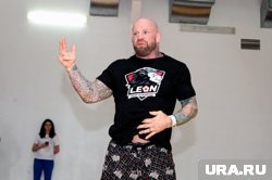    Боец ММА Джефф Монсон выложил фото в футболке со свастикой