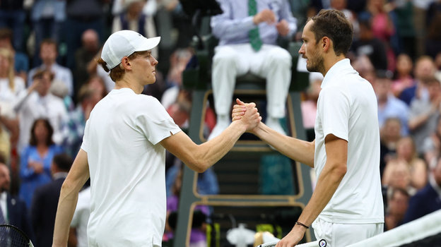    Даниил Медведев (справа) и Янник Синнер после матча Уимблдона-2024. Reuters