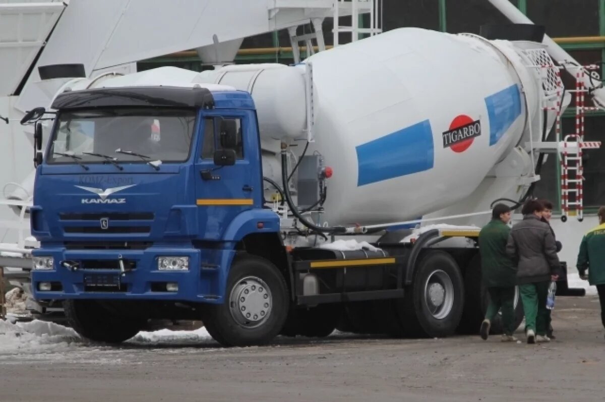    Жители заметили машины, сливающие массу в запруду.