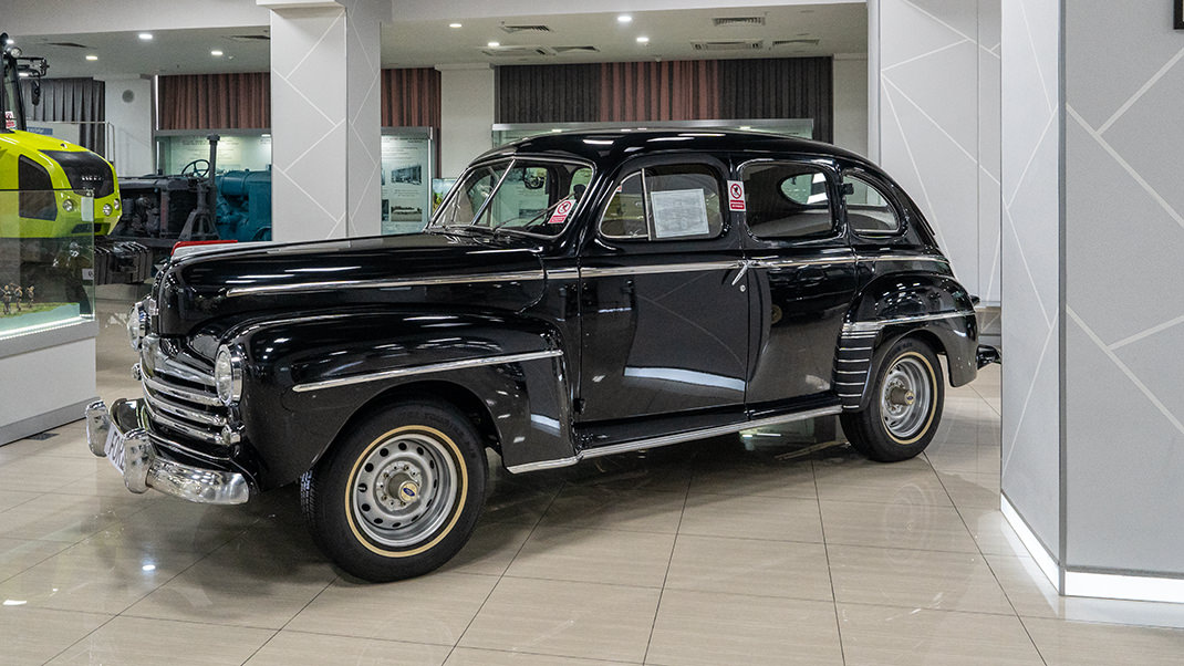 Ford V8 Super Deluxe