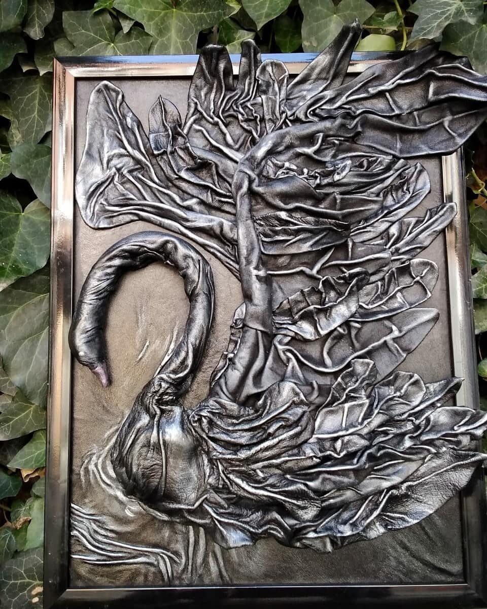 Панно из натуральной кожи " Черный лебедь".