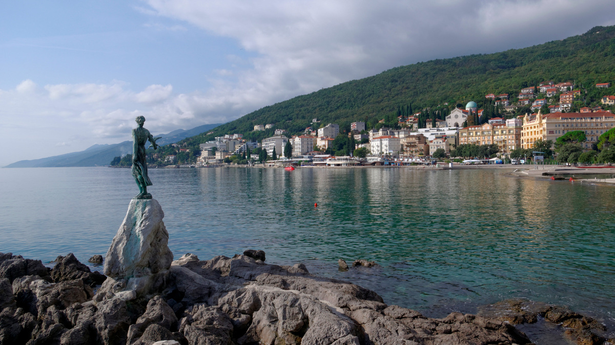 Если вы ищете уютные пляжи, чистые побережья и интересные курортные города, можете смело ехать в Хорватию. Фото: Berthold Werner / Wikimedia