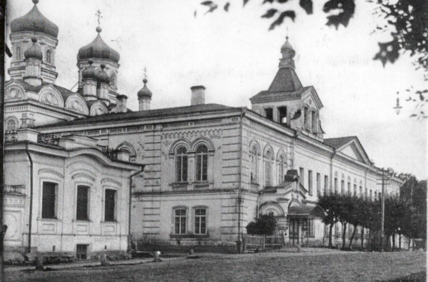 Архиерейский дом и Крестовая церковь, 1900-1910 гг. Источник: https://pastvu.com/p/300833