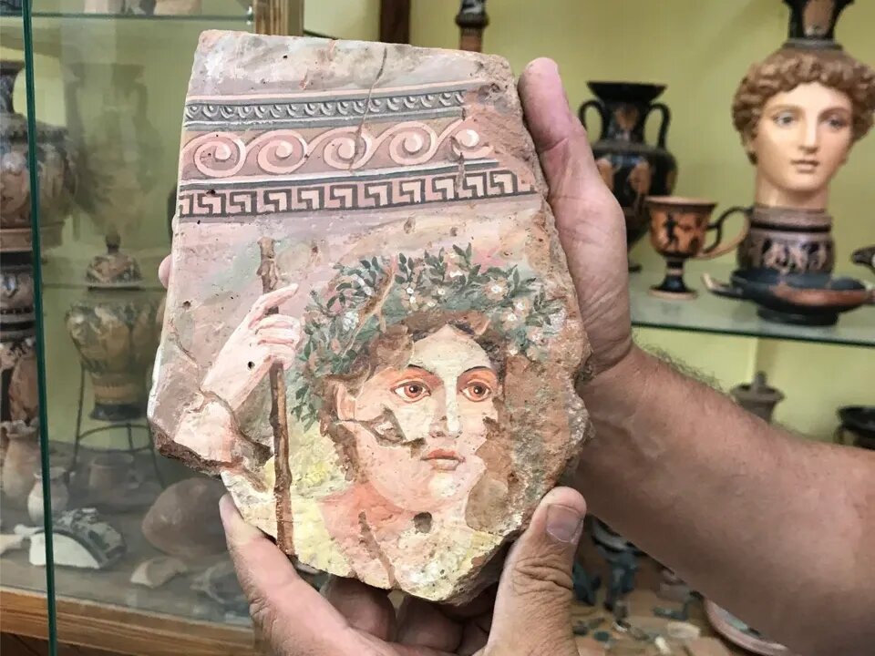 Хозяин музея, Владимир Иванисов, в одном из интервью рассказал, что в его мастерской расписных античных сосудов больше, чем в Эрмитаже. Фото: Елена / Яндекс Карты