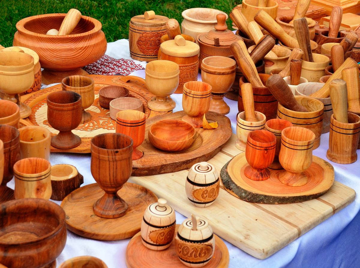 Изделия из можжевельника не портятся от влаги и имеют приятный хвойный аромат. Фото: Shutterstock