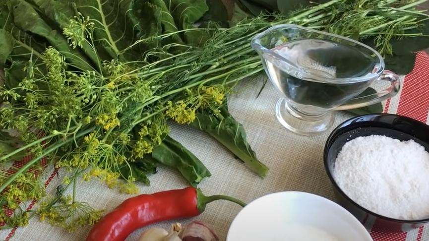 Огурцы уже плодоносят во всю, а это значит, что сезон консервации в полном разгаре. Хозяюшки ищут новые рецепты, чтобы удивить родных и близких. 