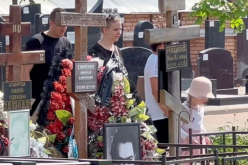 На 40-й день близкие снова собрались на кладбище. 