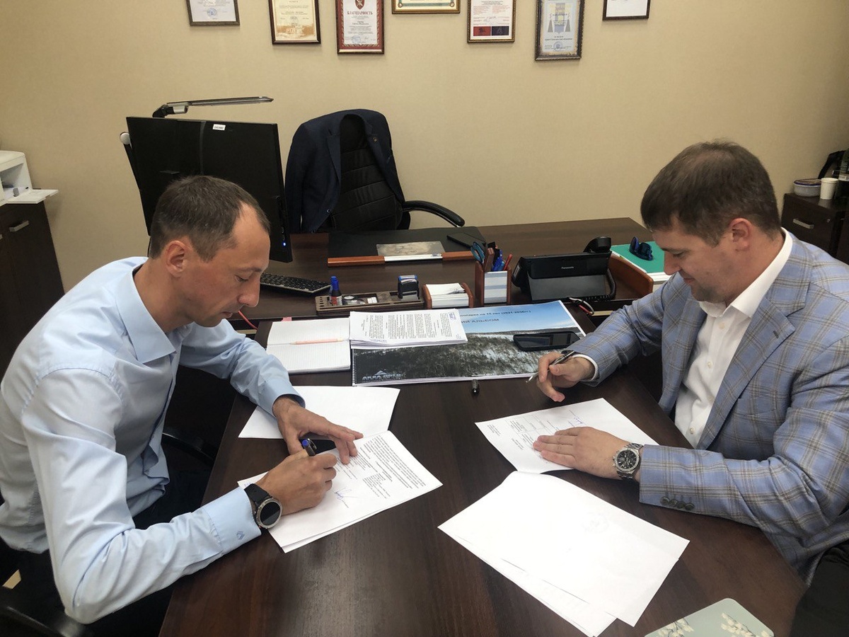 Министр строительства Сахалинской области Алексей Колеватых и директор зооботпарка Степан Сергеев