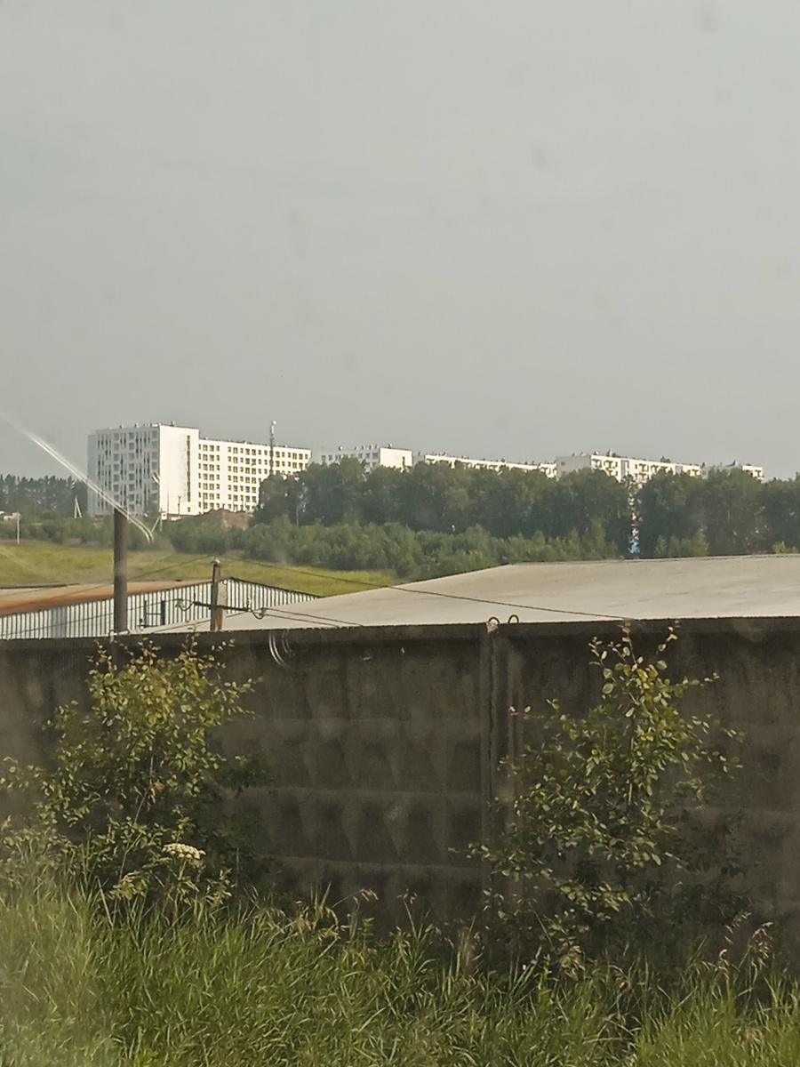 Вид на Луговое из окна автомобиля. 