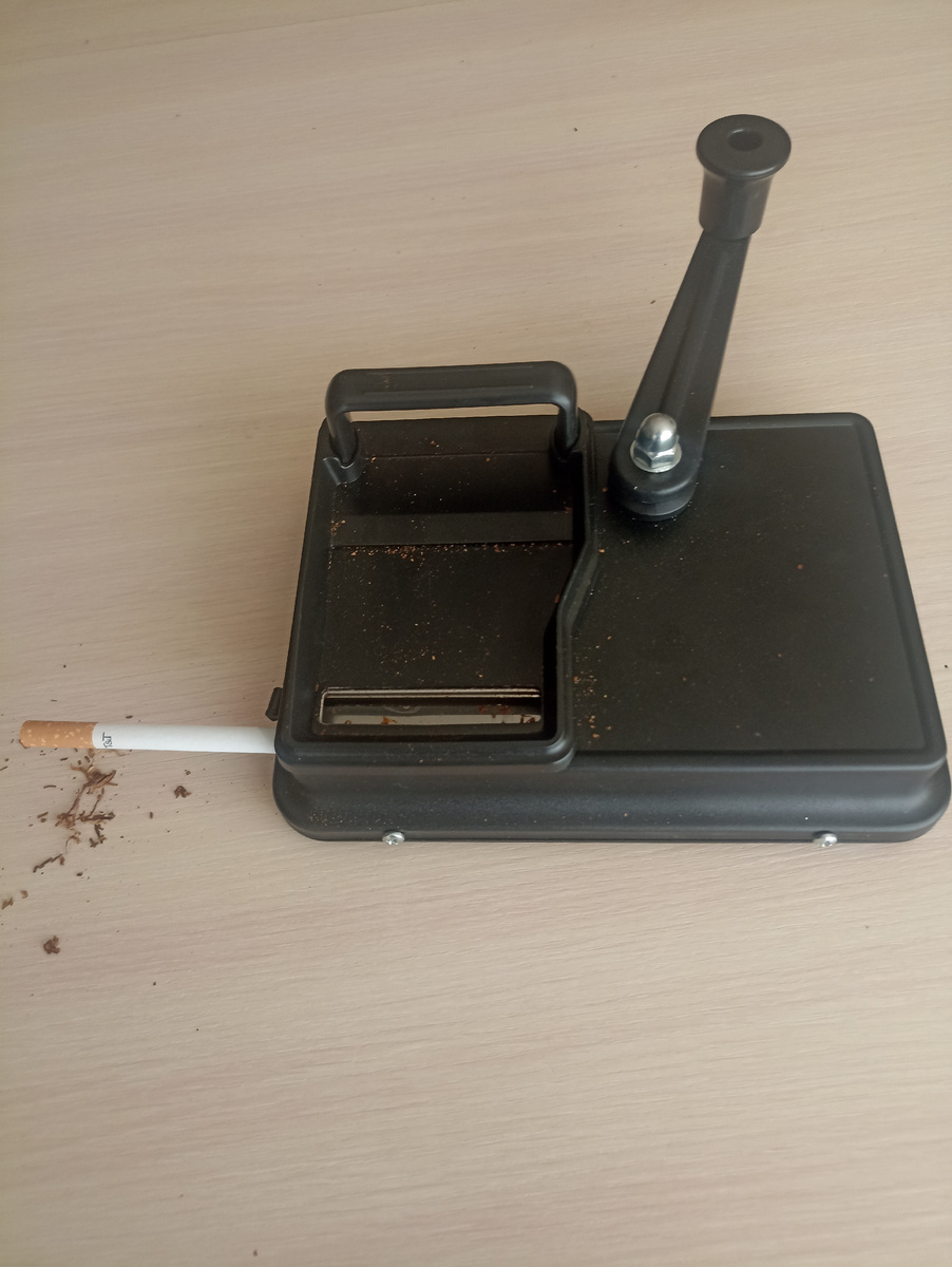 Инжекторная машинка для набивки сигарет.