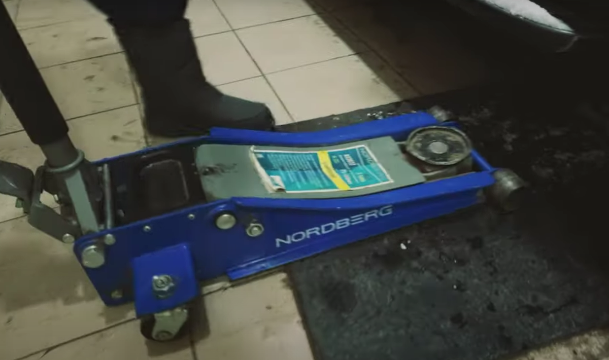 Домкрат не держит