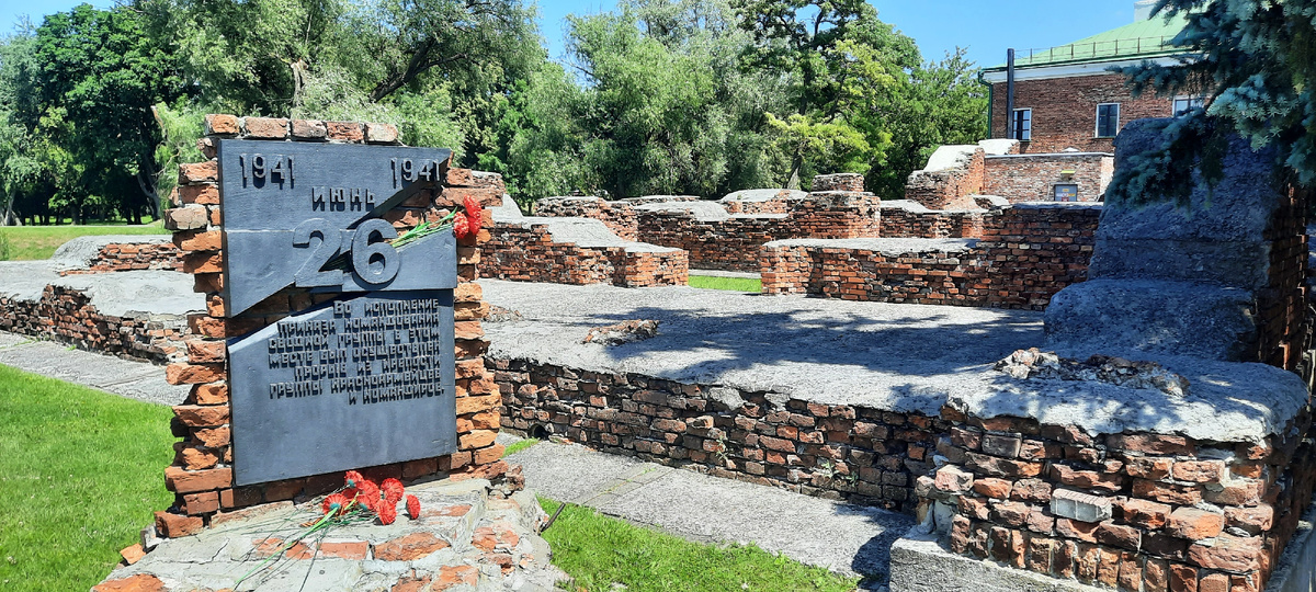 Руины части кольцевых казарм. "Во исполнение приказа командования сводной группы в этом месте был осуществлен прорыв из крепости группы красноармейцев и командиров". 
Добавлю, практически все они при прорыве погибли. На заднем плане - музей, из которого мы только вышли.
