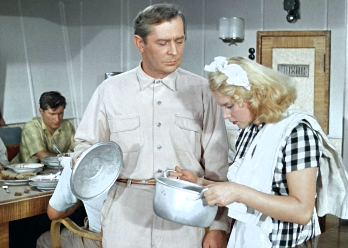 Во многих советских фильмах показывалась обыденная жизнь простых людей, включая приготовление пищи. Это были и маленькие домашние кухни, и большие кухни столовых и ресторанов. А в чем готовят еду?