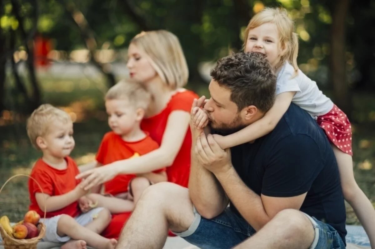    Если действующее удостоверение многодетной семьи уже есть, то новое просто переоформят