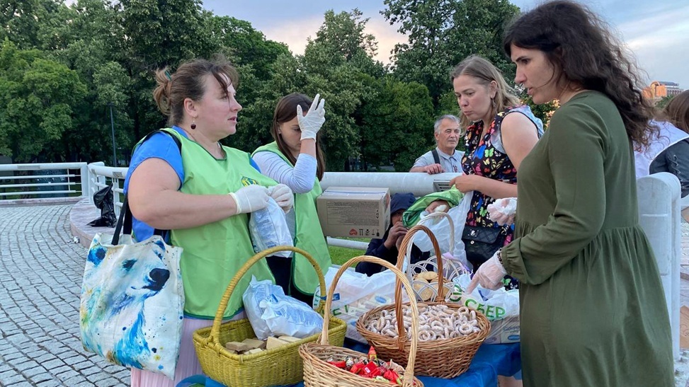 19 июня волонтёры «Союза Маринс Групп» вновь присоединились к движению «Патриаршие добровольцы», чтобы помочь им в приготовлении горячего ужина для нуждающихся.