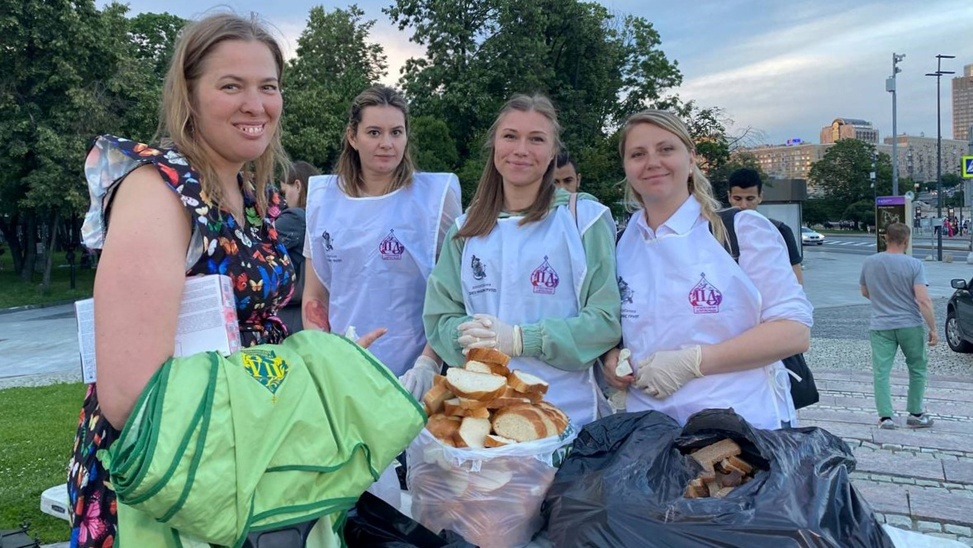 19 июня волонтёры «Союза Маринс Групп» вновь присоединились к движению «Патриаршие добровольцы», чтобы помочь им в приготовлении горячего ужина для нуждающихся.-2