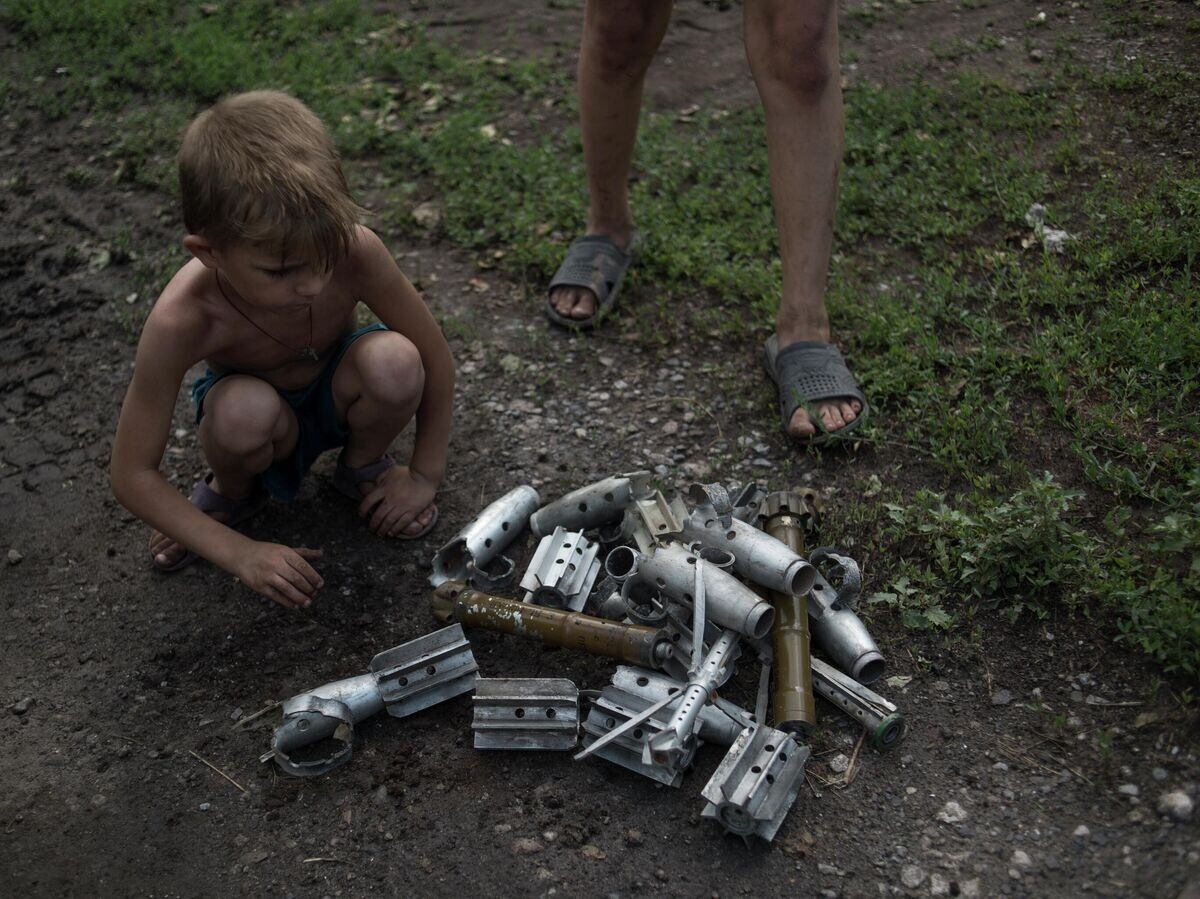    Дети играют боеприпасами в Горловке.© РИА Новости / Валерий Мельников