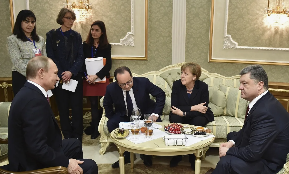 Надо отдать должное Владимиру Путину, который публично признался, что его "водили за нос" при обсуждении минских соглашений. 