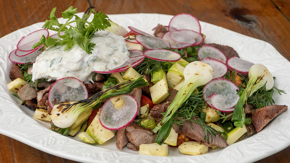 Нереально вкусный мясной салат-гриль с ароматом дымка и чудо-заправкой заставит облизнуться абсолютно всех.  Готовится всё просто и справится каждый.