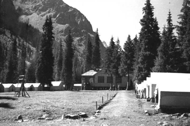 Первый детский лагерь в 1876 в швейцарских Альпах.