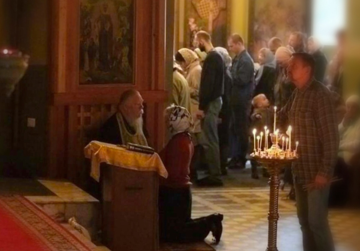 Отец Димитрий принимает исповедь.