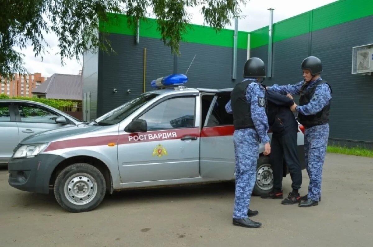    В Пензенской области мужчина угнал такси и врезался в столб