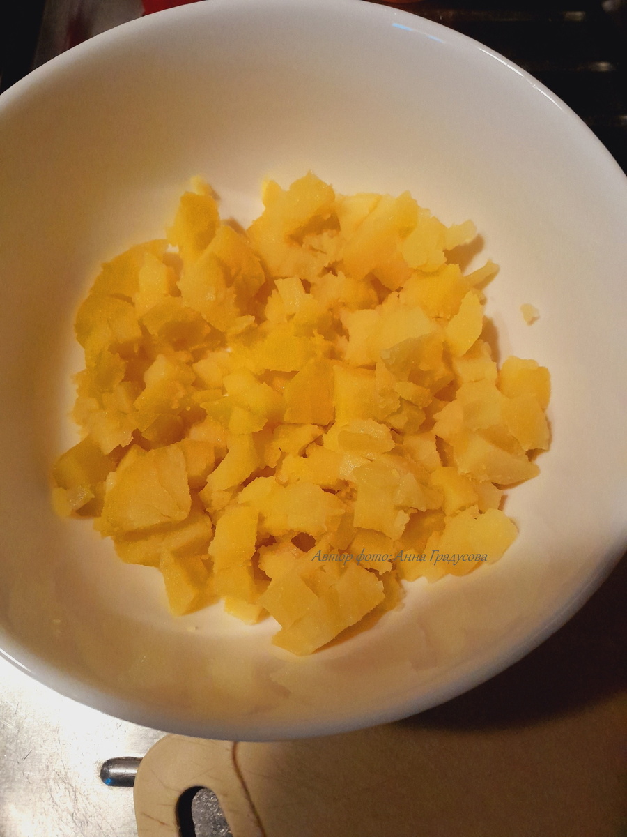 картофель нарезаем кубиком