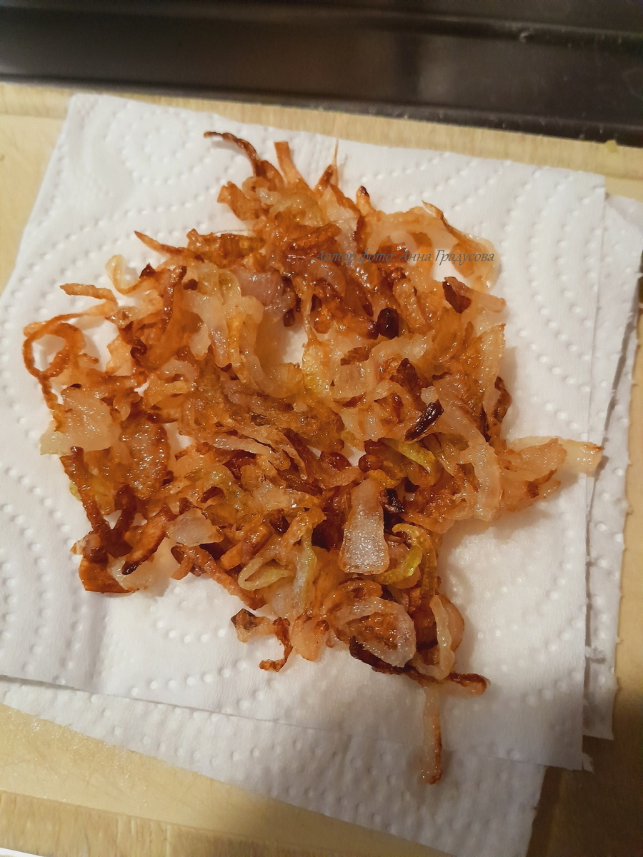 лук обжариваем до лёгкого хруста и откидываем на салфетку, чтобы убрать лишний жир