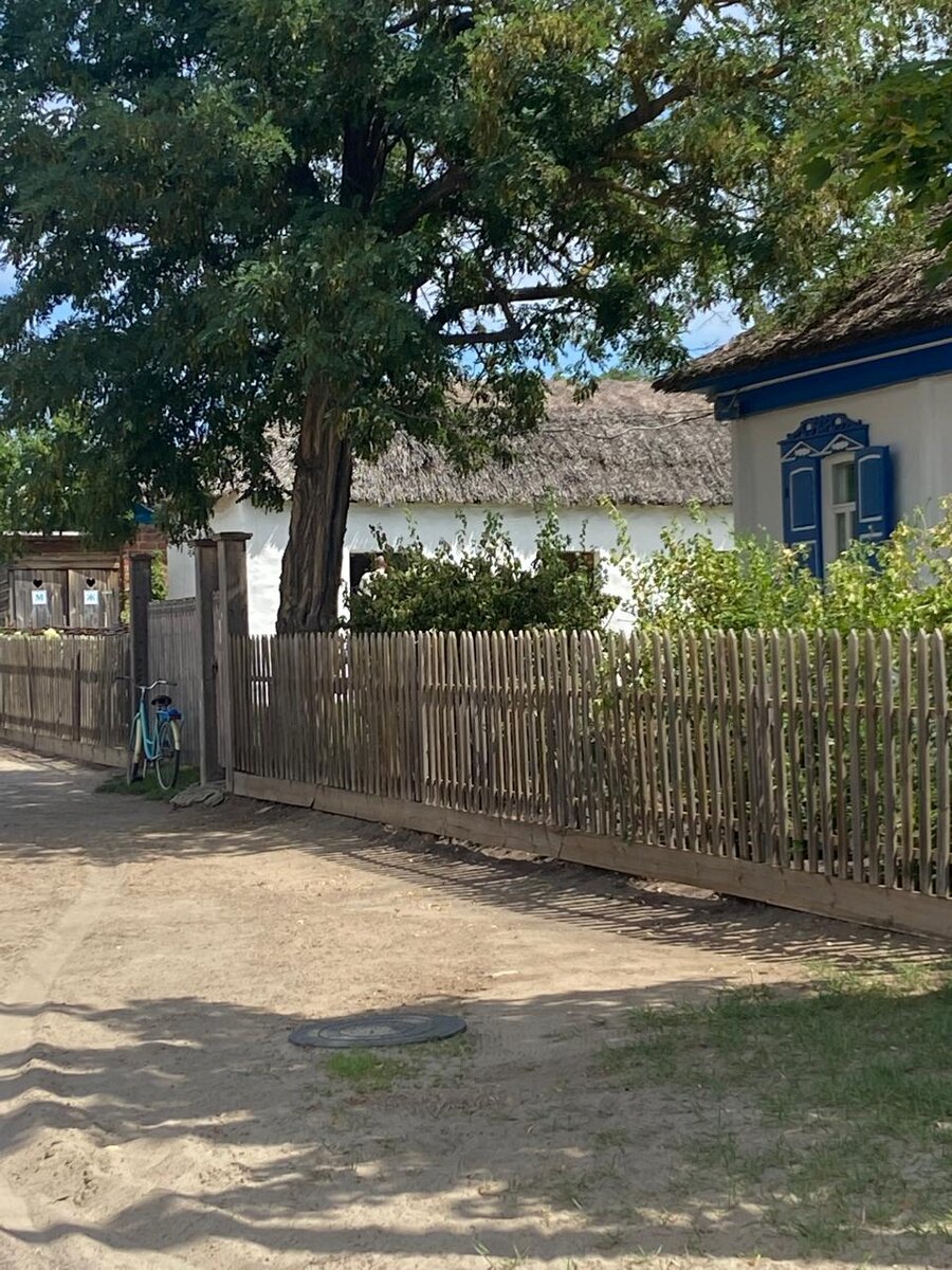 На территории участка со старым домом Шолохова организовано что-то типа краеведческо - этнографического музея с типичными постройками и бытом