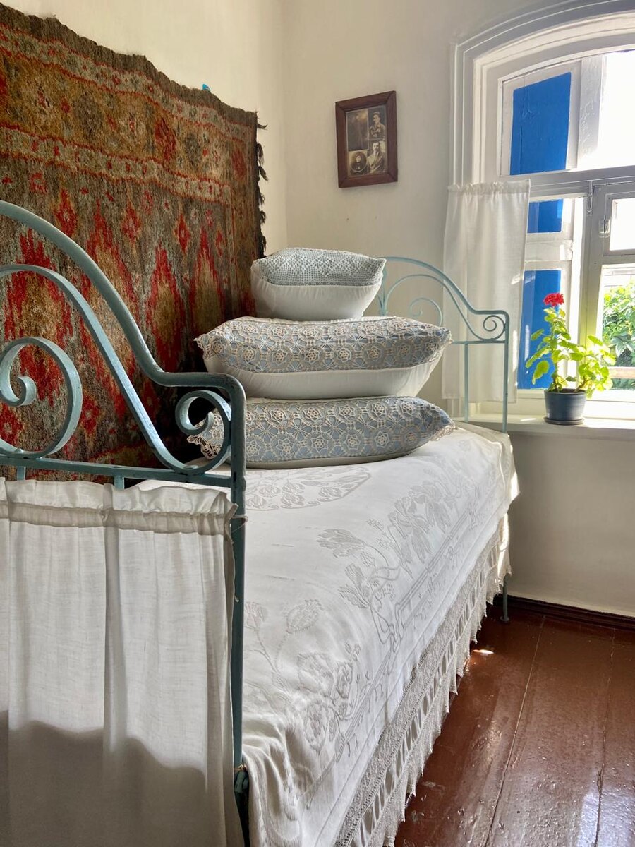 Кровать матери Шолохова - бывшей крепостной крестьянки из Малороссии, прожившей сложную жизнь. Ее единственный сын Михаил, очень постарался сделать ее жизнь лучше.