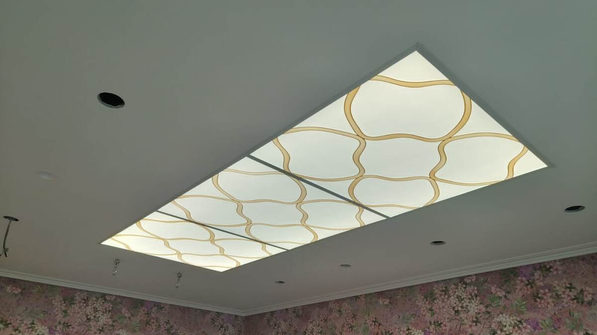                                                   Витражный потолок. Потолки Роста.