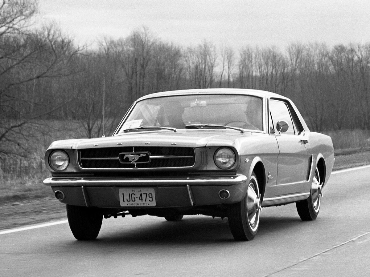Ford Mustang - это один из самых культовых и узнаваемых автомобилей в мире. Впервые представленный в 1964 году, Mustang сразу завоевал популярность у автолюбителей благодаря своему яркому спортивному дизайну, мощным двигателям и впечатляющим ходовым характеристикам. 