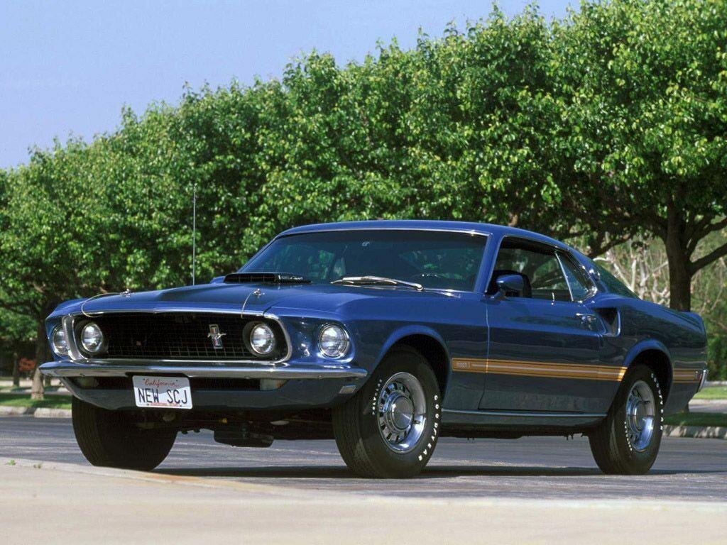 За почти 60 лет истории Mustang пережил множество поколений, но при этом всегда оставался верен своему фирменному стилю. Каждое новое воплощение модели привносило в нее что-то свежее, но неизменно сохраняло узнаваемые черты, делающие Mustang таким особенным.