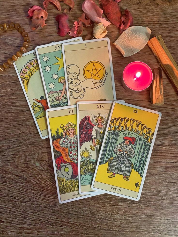 Колода Таро Уэйта - это одна из наиболее известных и популярных колод таро, созданная в начале 20 века английским художником Артуром Эдвардом Уэйтом. Она состоит из 78 карт, каждая из которых обладает своим уникальным символизмом и значением. Колода Таро Уэйта является инструментом предсказания будущего, а также инструментом самопознания и духовного развития. Ее яркие и проникновенные изображения могут вдохновить и помочь в понимании сложных жизненных ситуаций.